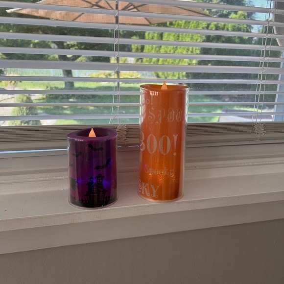 Halloween LED flickering illuminating pillar candles
Set of two - Picture 3 of 11